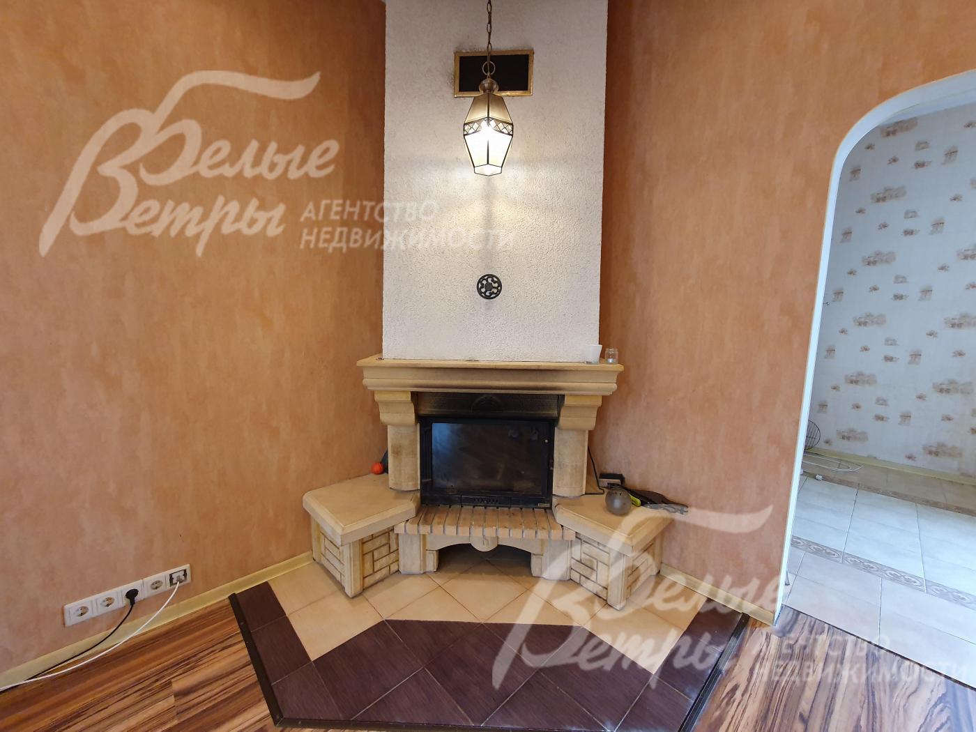 Дровяной камин в гостиной