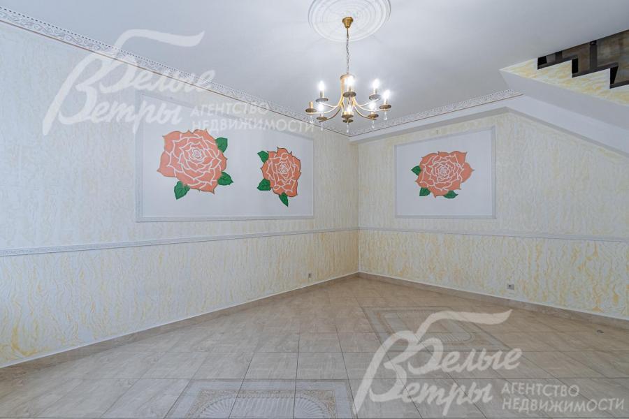 На стенах декоративная штукатурка