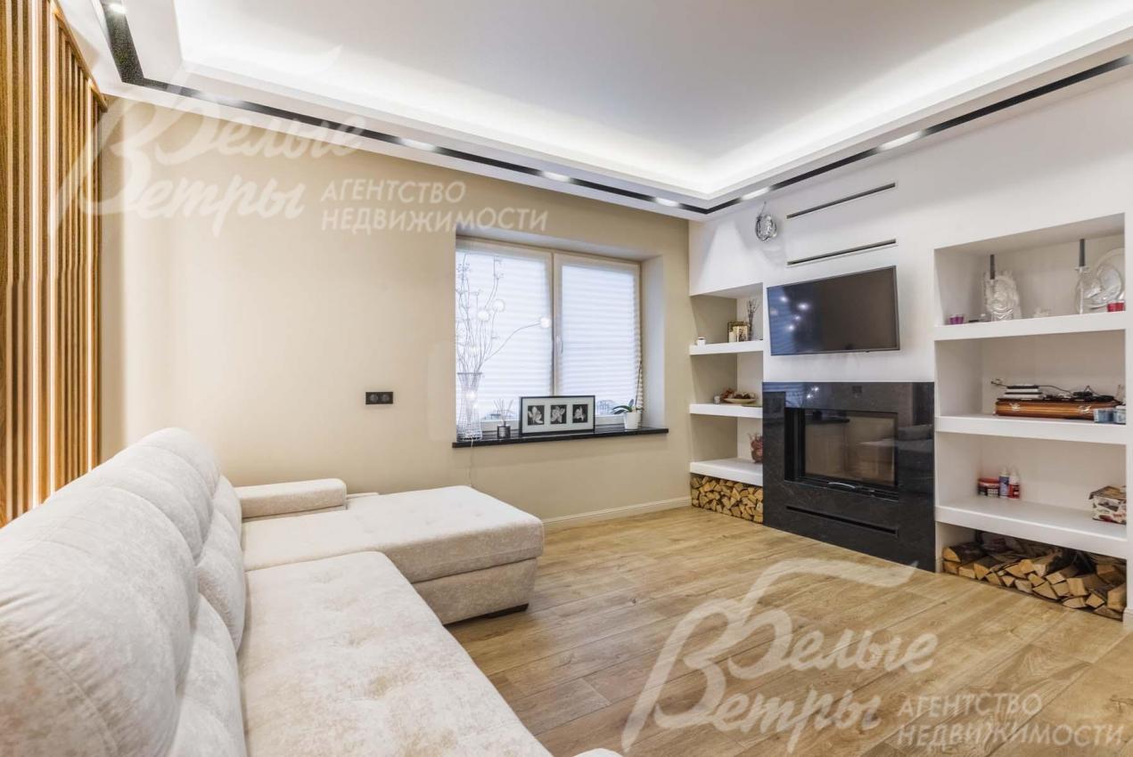 В гостиной дровяной камин