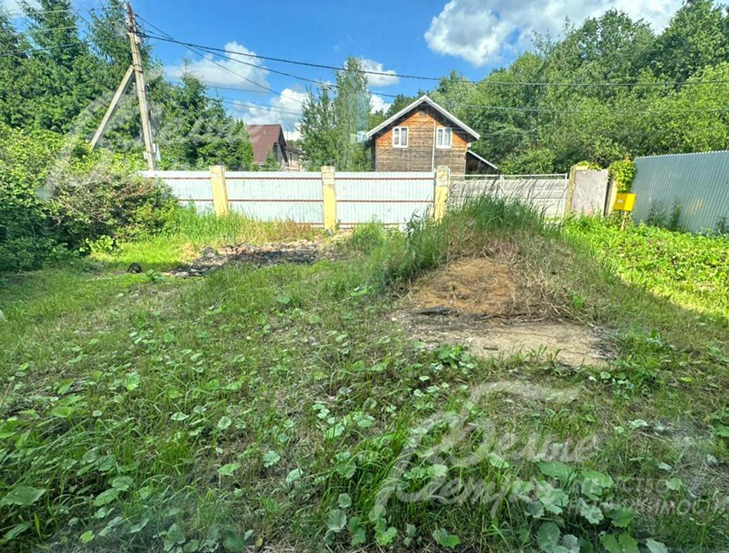 Дом стоит на компактном участке с выгодным расположением: рядом – лесопарковая зона, вокруг – красивые природные виды