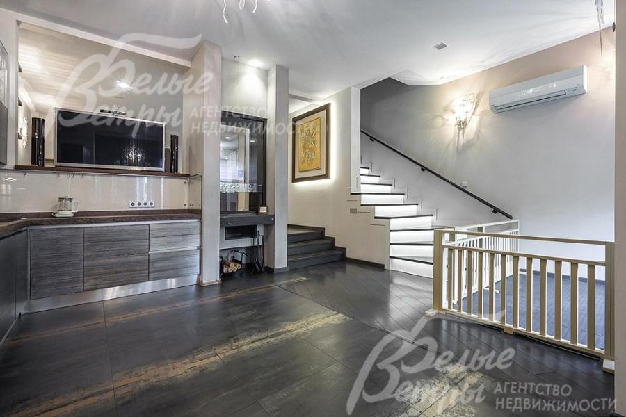 В таунхаусе система кондиционирования и инверторные кондиционеры.