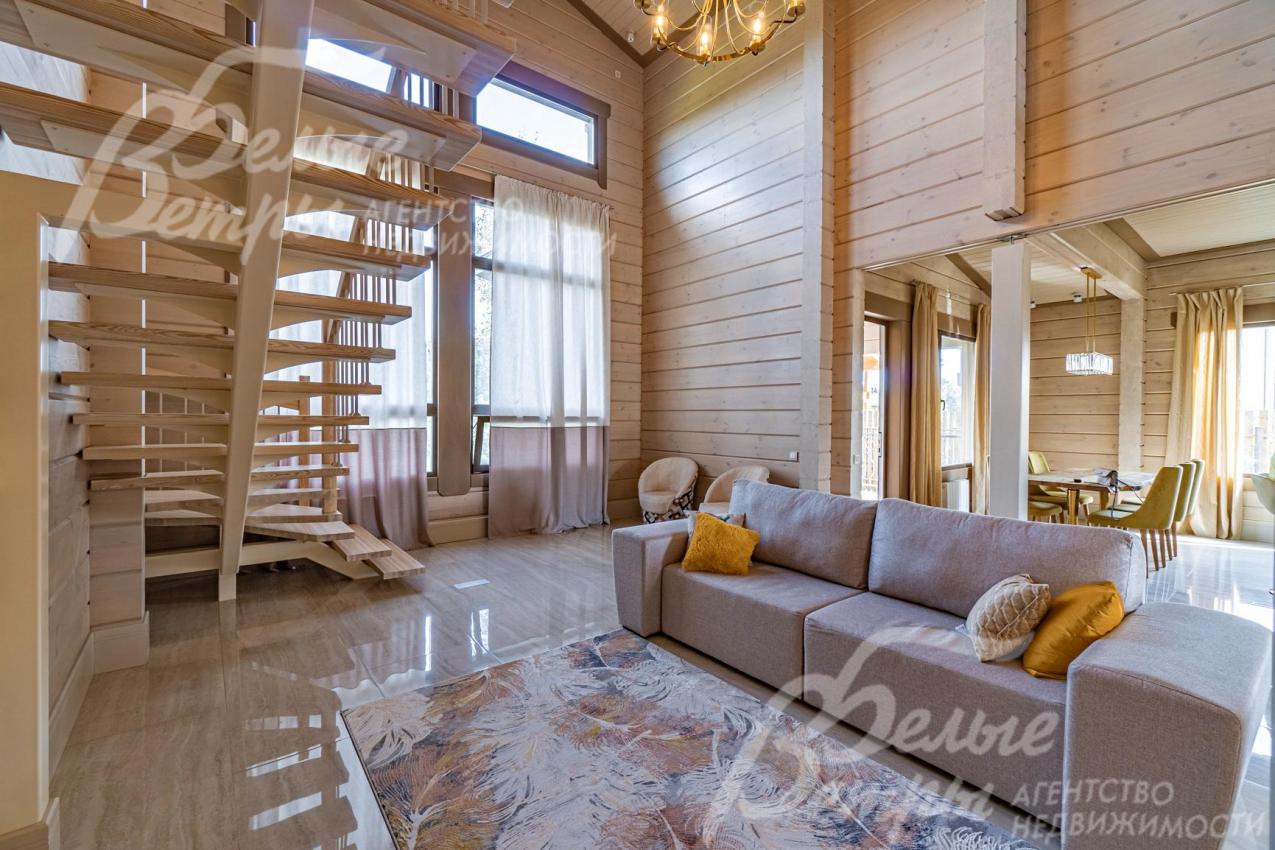 Гостиная со вторым светом