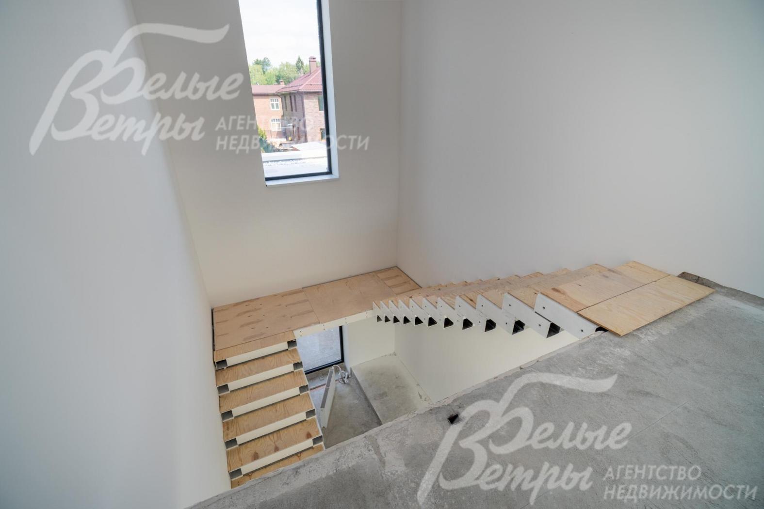 На лестничном марше предусмотрены установки стеклянного ограждения, закладные элементы уже смонтированы