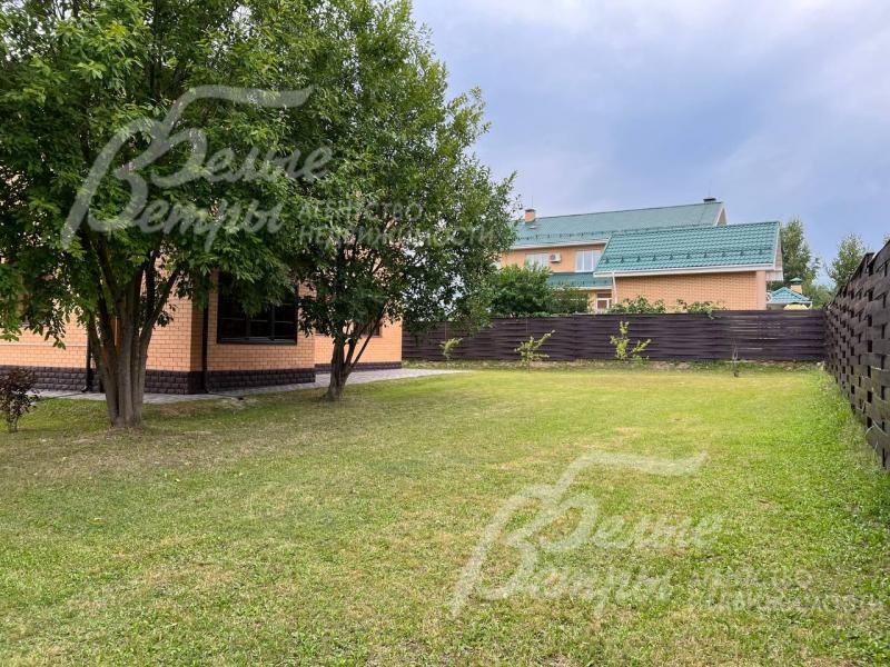 На участке 18 соток газон и взрослые деревья.