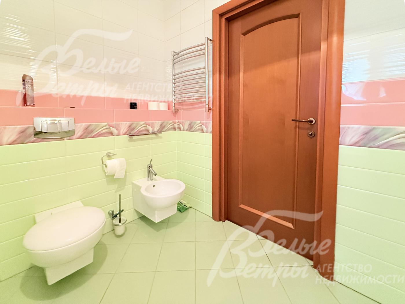 В санузел дома установлена импортная сантехника Hansgrohe, в том числе подвесные унитазы и биде