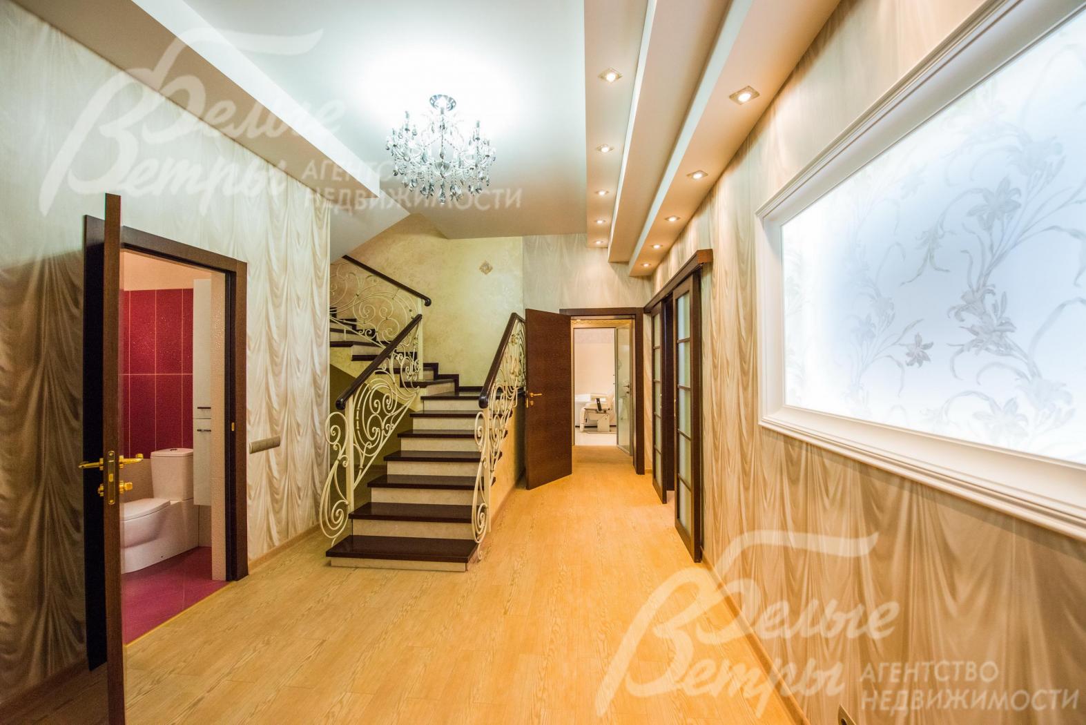 Холл в цокольном этаже