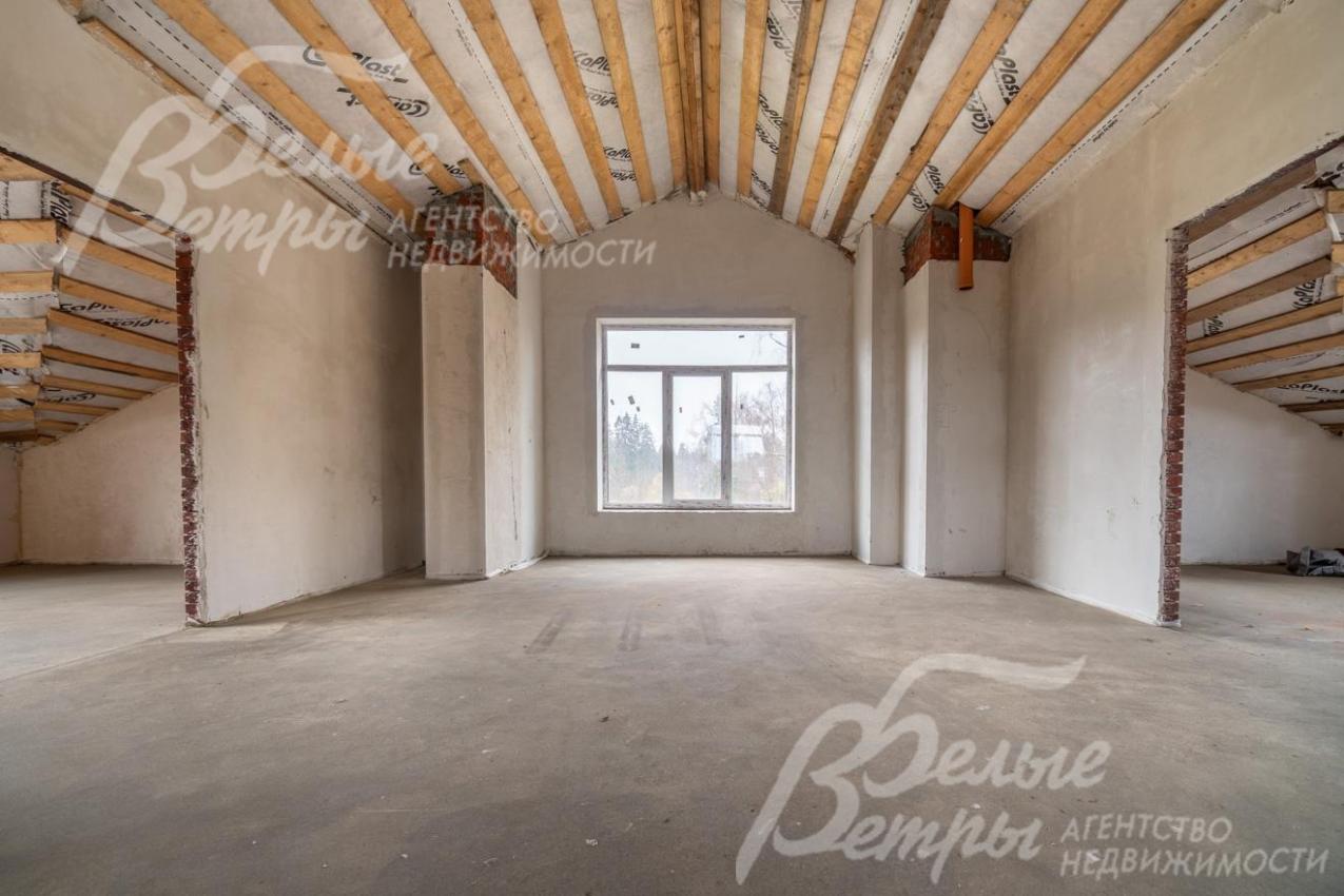 Мансардный этаж открывает широкие возможности для обустройства: здесь можно разместить спальню, кабинет, игровую или зону отдыха