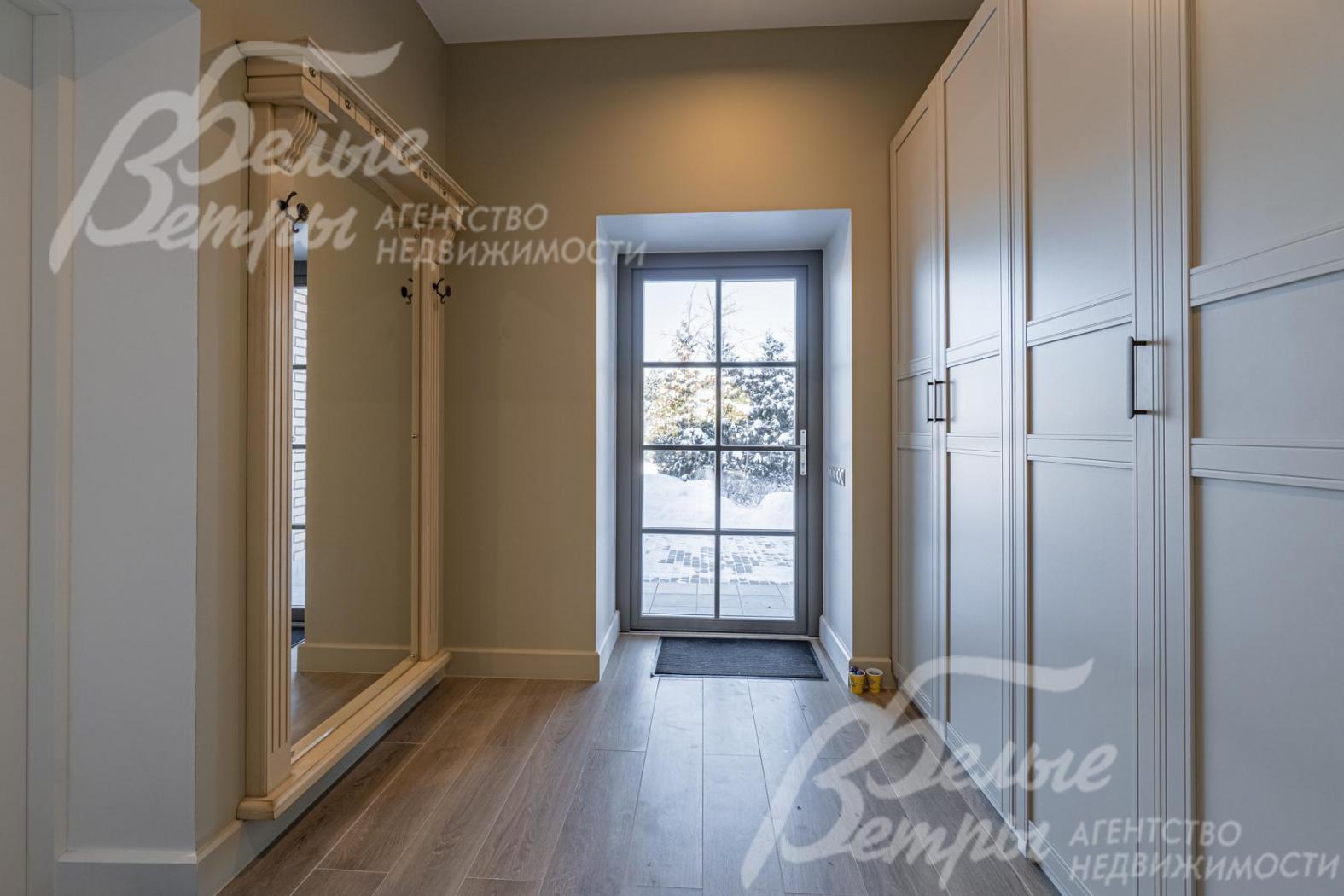 Прихожая со встроенными гардеробными шкафами