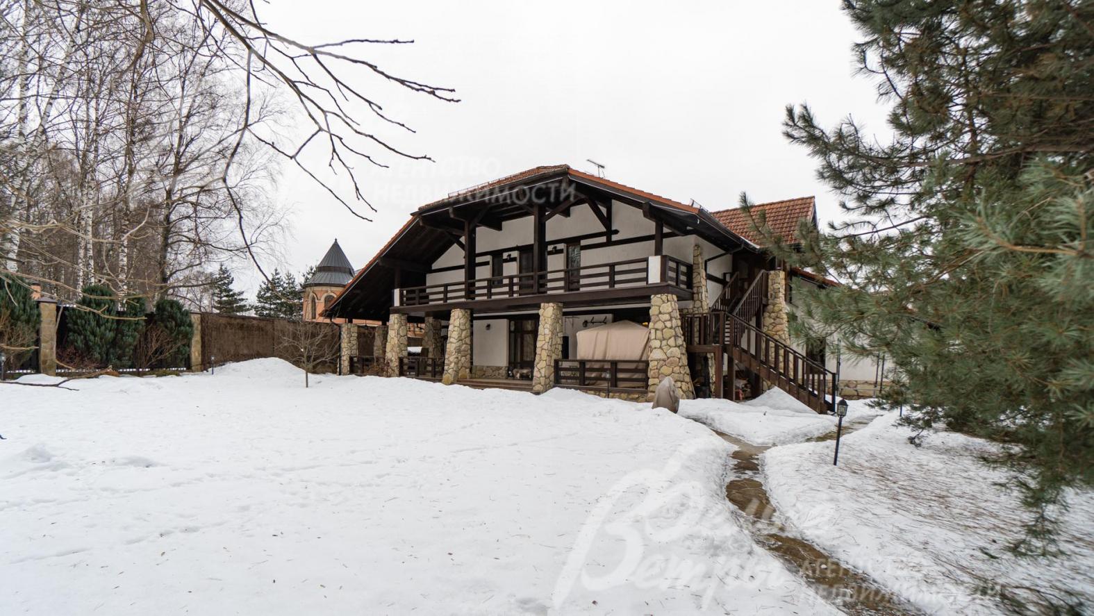 На участке устроены освещение, автополив, профессиональный рулонный газон для гольфа