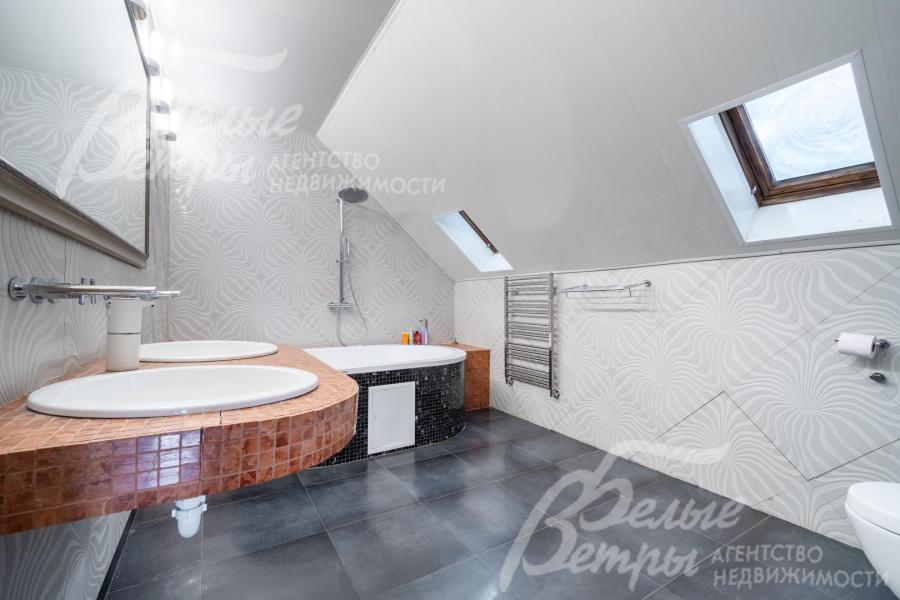 Санузел при мастер-спальне. Двухместная ванна Hoesch, стильная итальянская плитка.