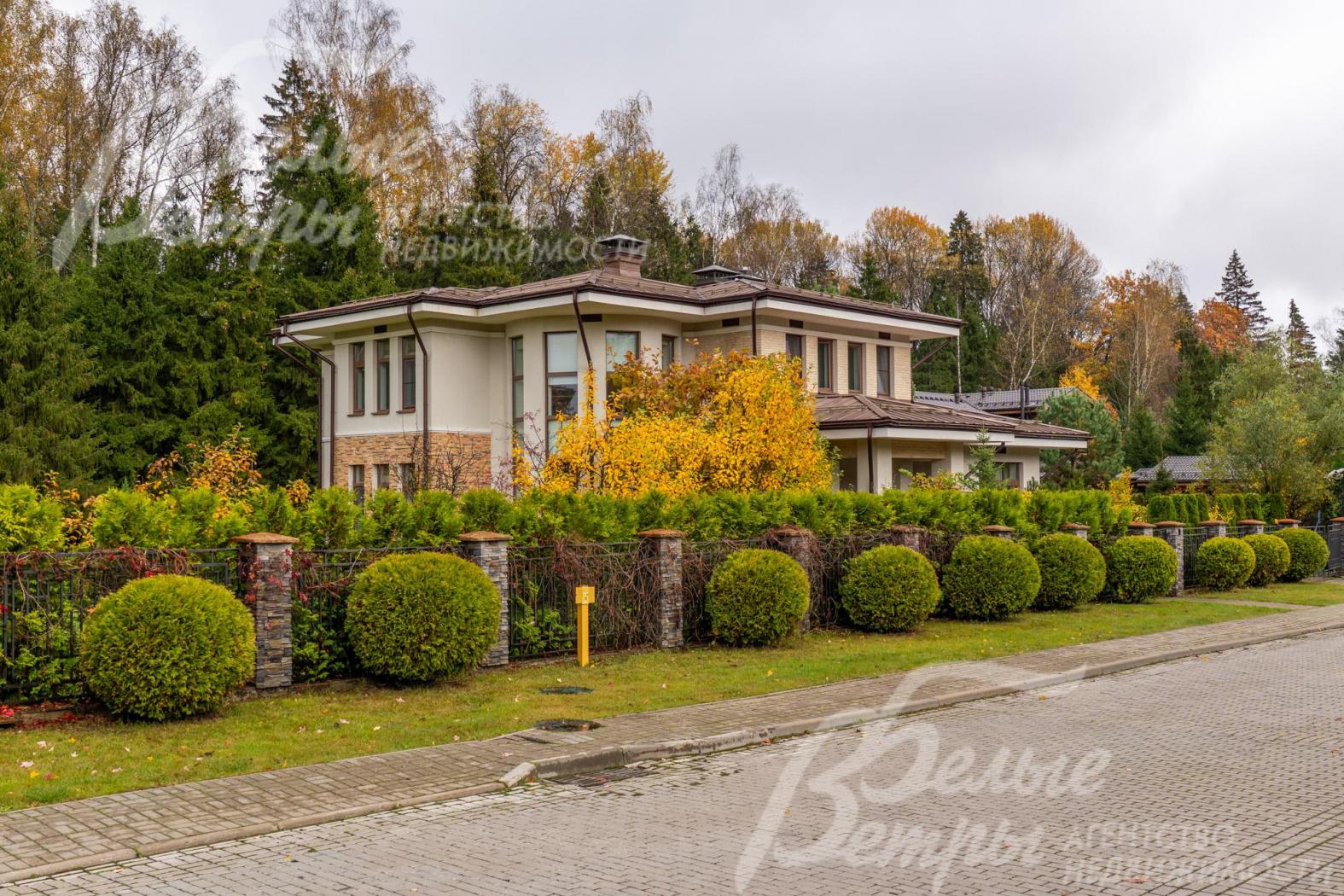 Дом впечатляет своим расположением с удобным подъездом и непосредственной близостью к лесу