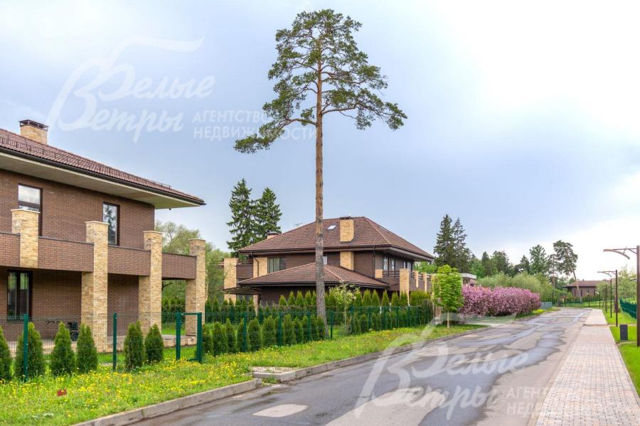 Широкие асфальтовые освещенные дороги в поселке Усадьба Бергов