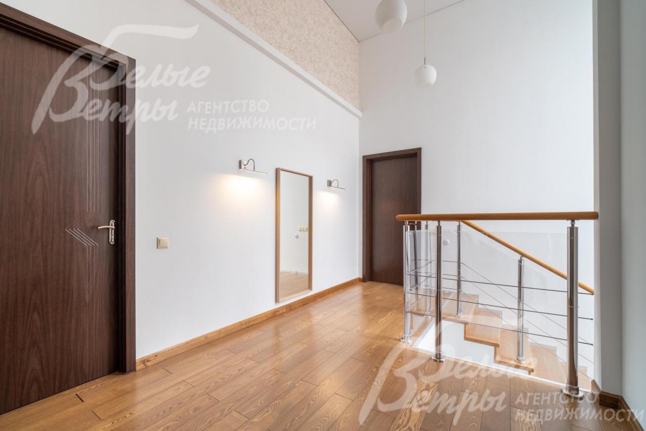 Высота потолков на 2ом этаже более 4 метров.