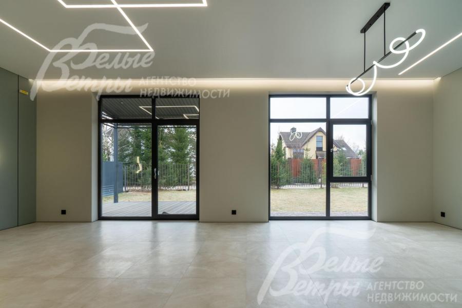 В гостиной потолок со световыми линиями