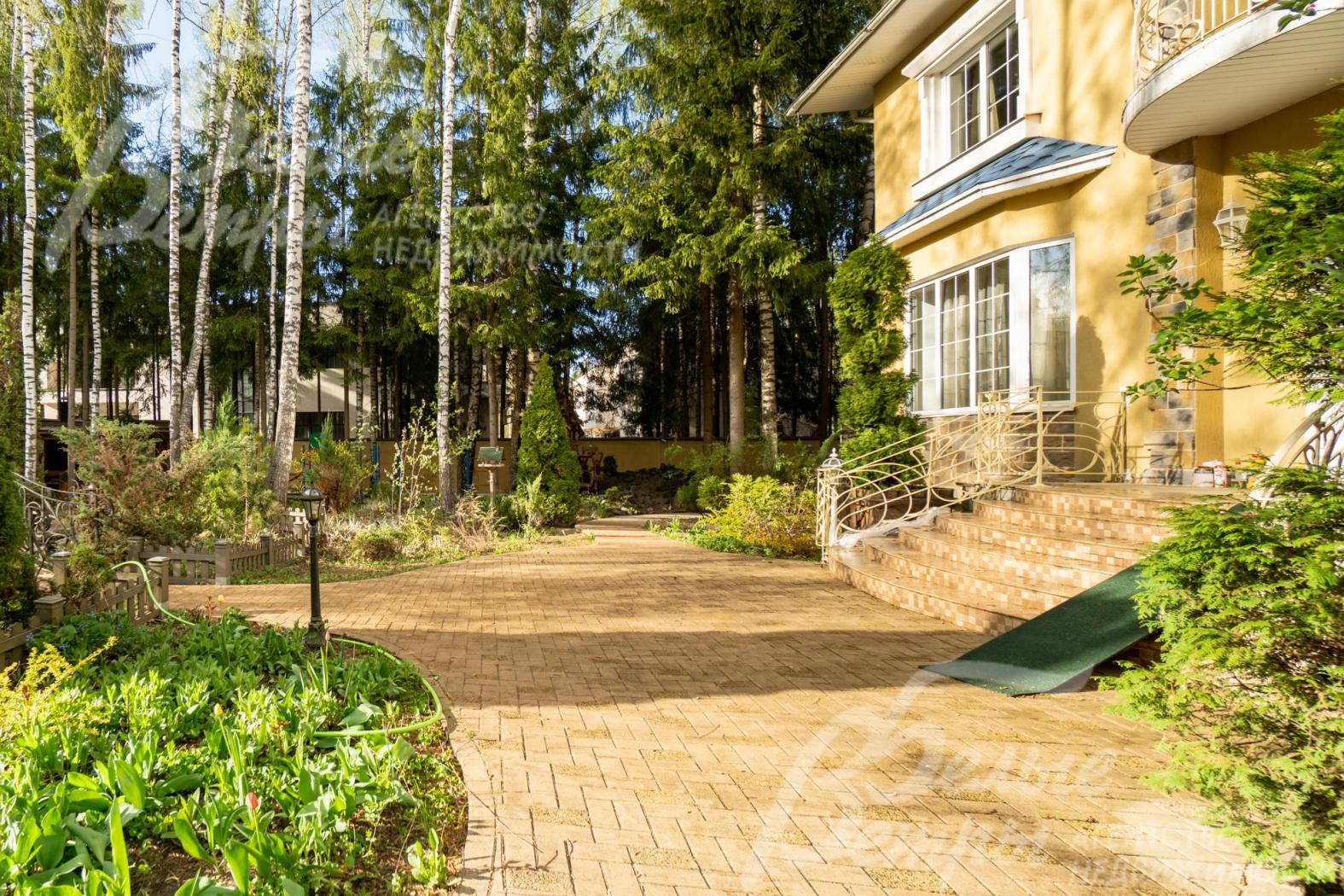 Площадка у входа дома вымощена плиткой