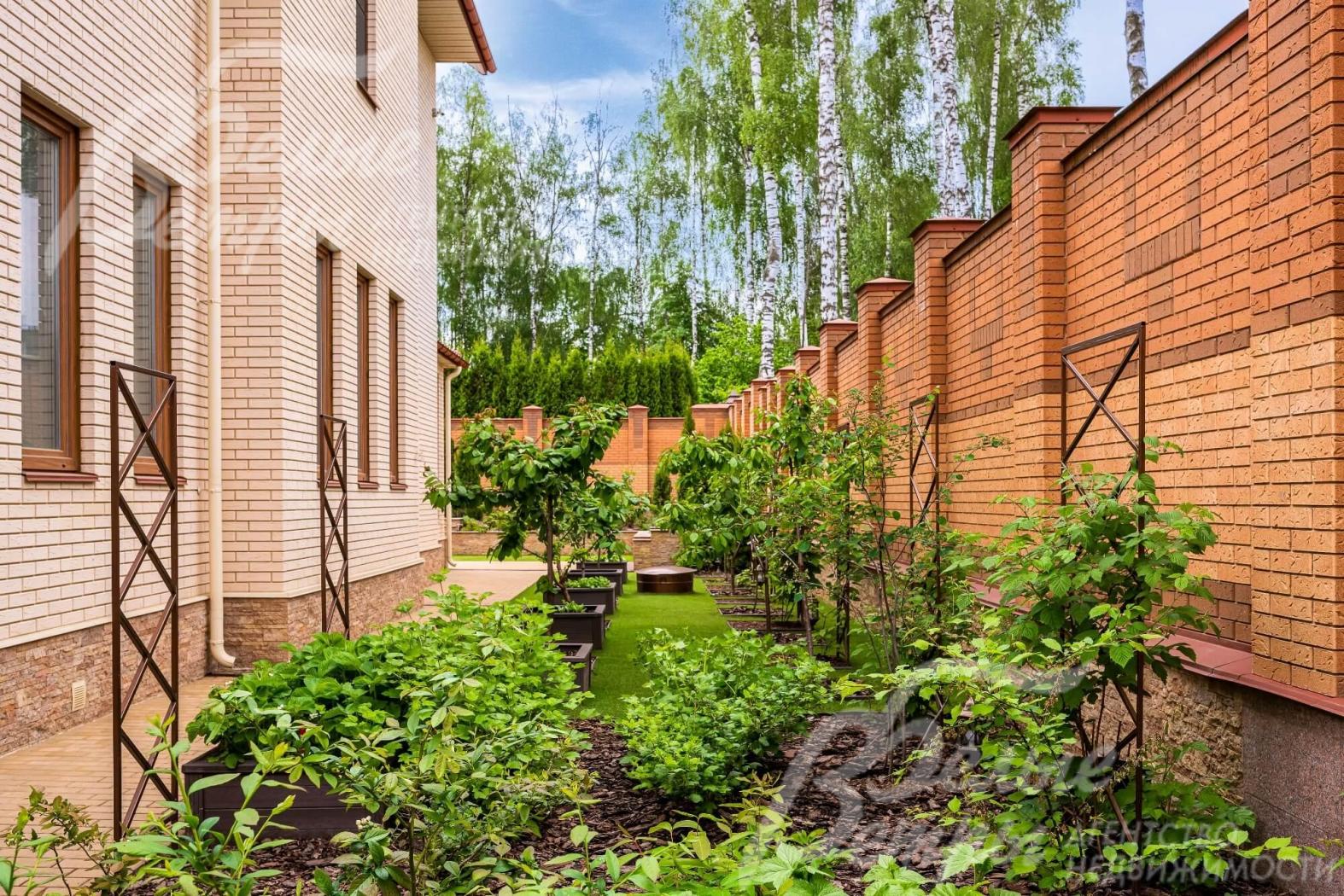 Участок огорожен забором из декоративного кирпича на монолитном фундаменте, облицованном натуральным доломитом