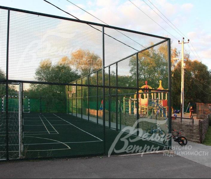 Спортивная площадка в поселке