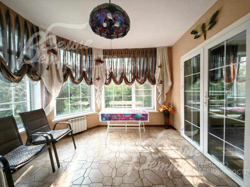 Выход из кухни-столовой на утепленную веранду.