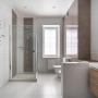 Санузел на втором этаже с окном и душевой. В санузлах уложена плитка Kerama Marazzi