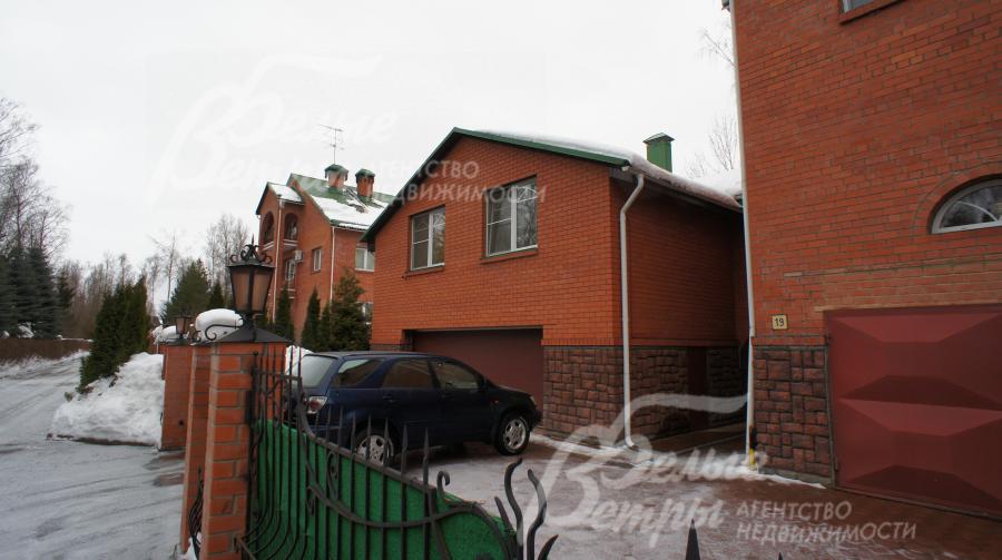 Участок огражден прозрачным кованым забором