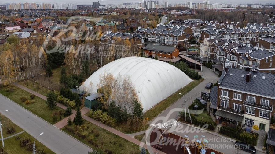 В поселке теннисный клуб Potapovo  