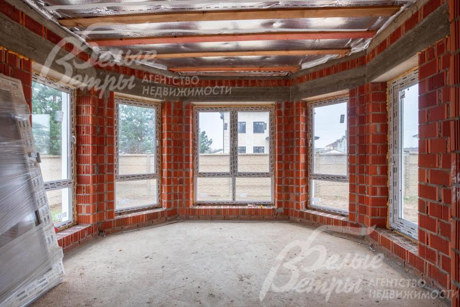 Кухня-столовая - с изящным эркером с большими окнами, рядом в планировке - зимний сад с выходом на участок