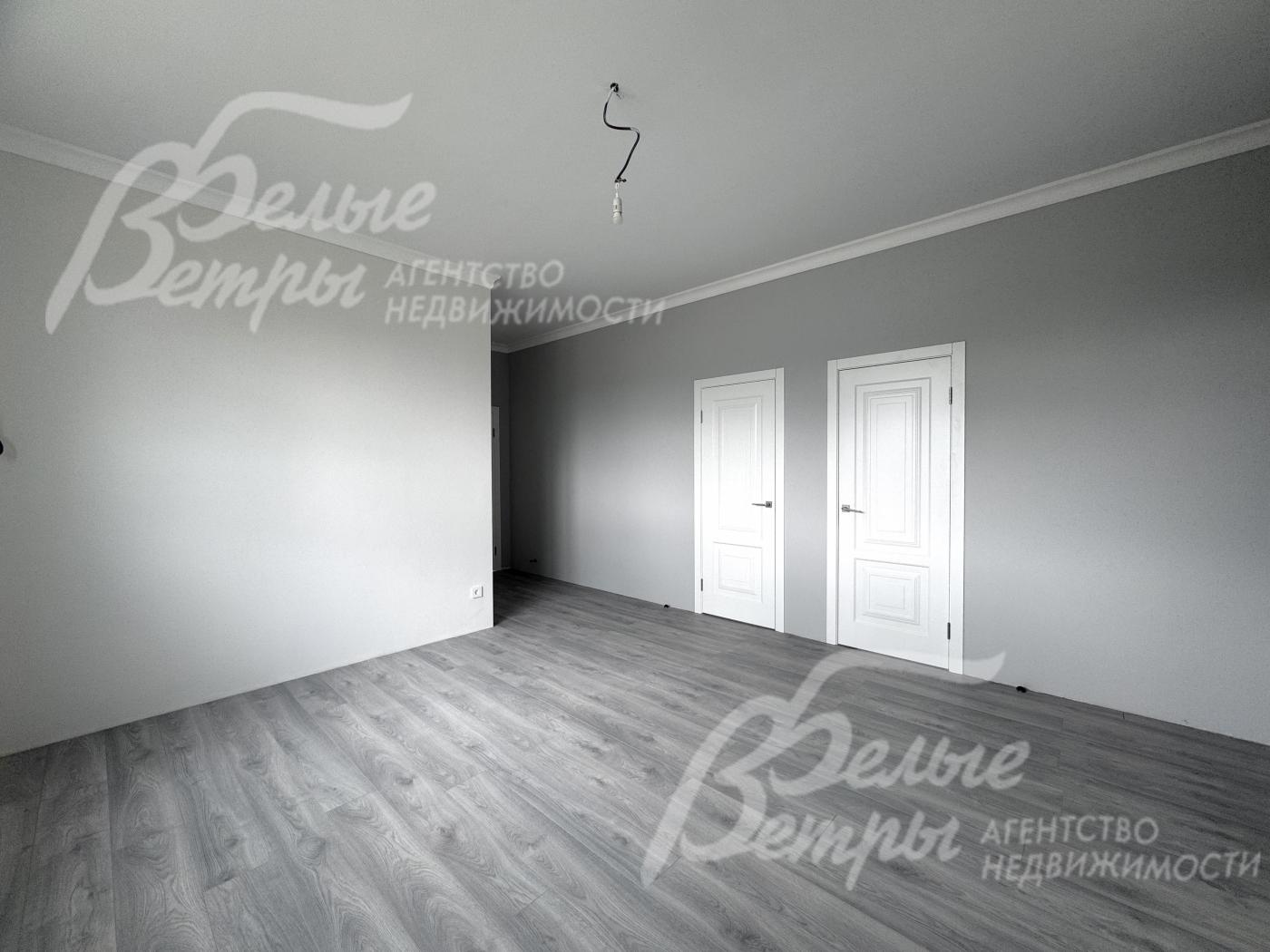 На втором этаже расположены 3 спальни, просторный холл и вторая гостиная