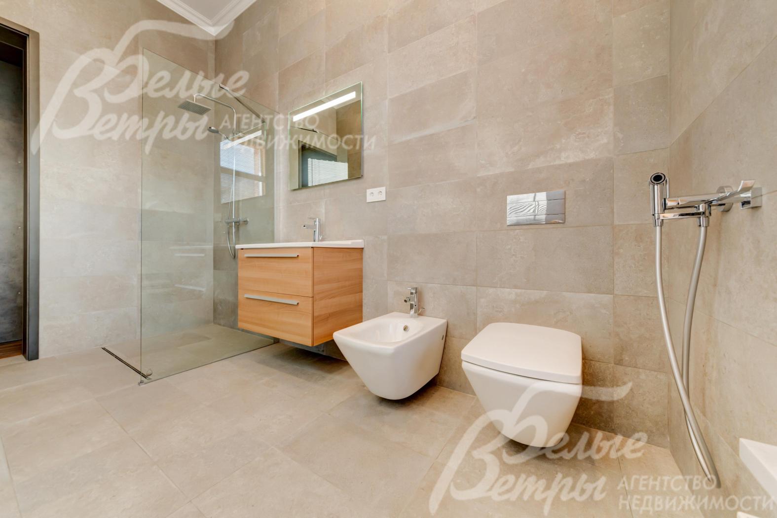 На стенах в ванных комнатах - плитка из Италии, также Kerama-Marazzi.