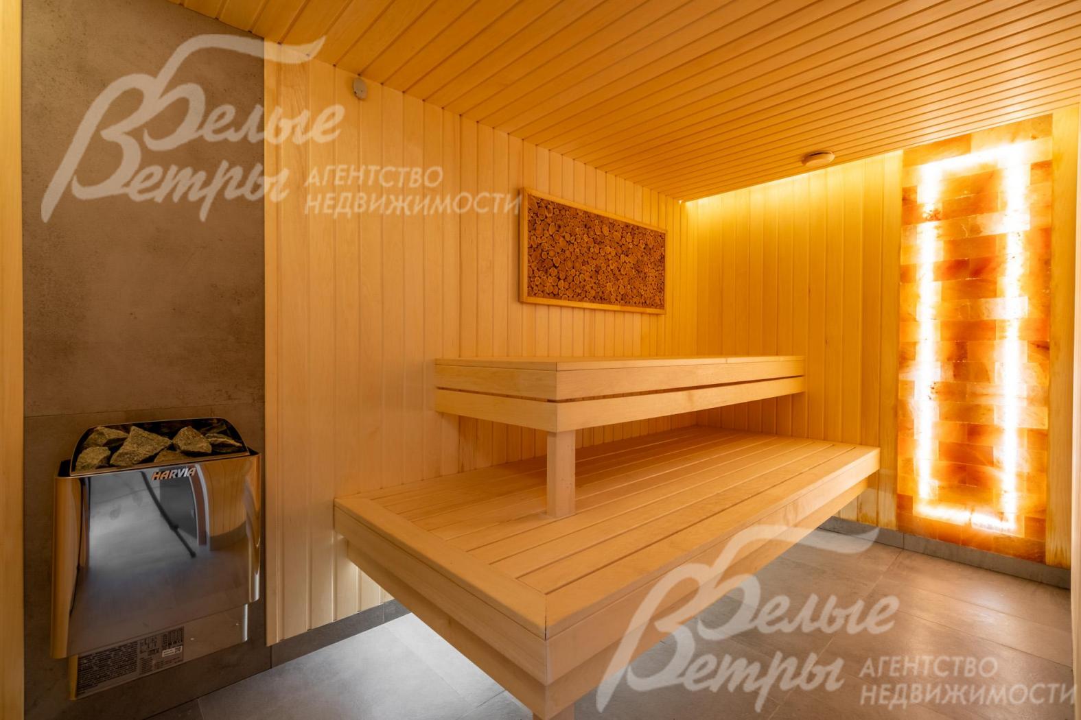 Сауна отделана липой, есть панно из гималайской соли