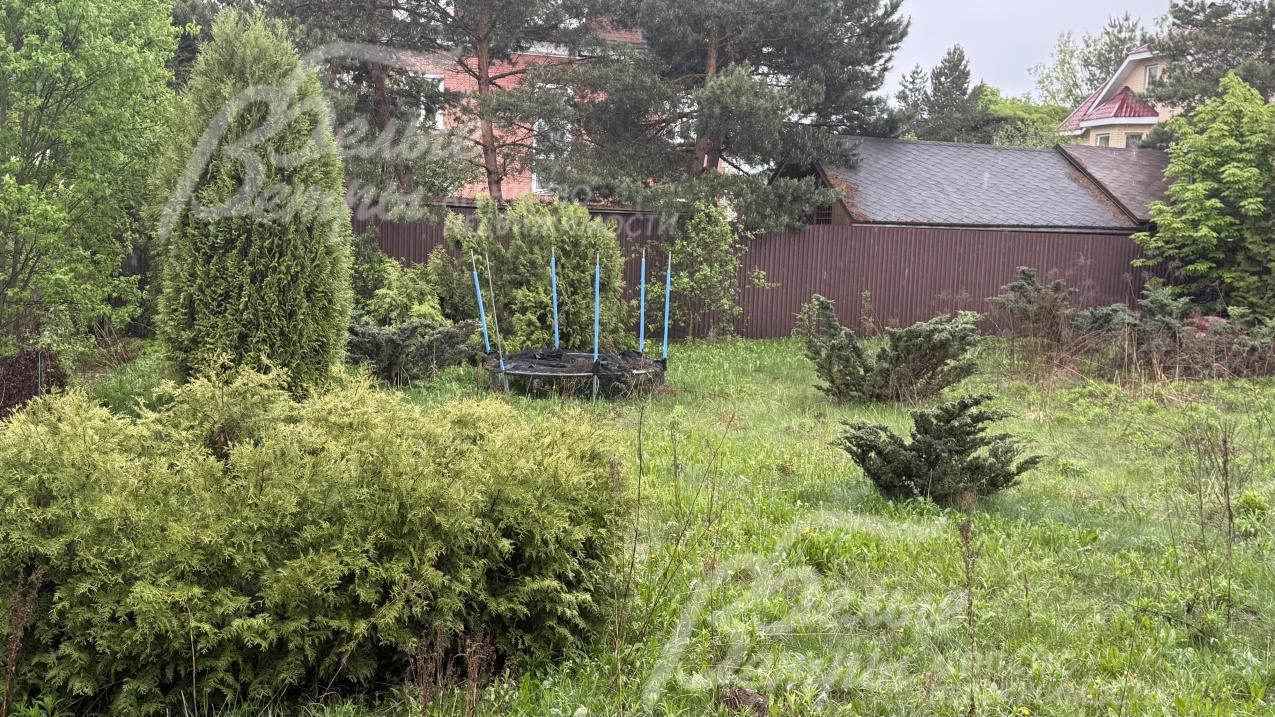 Участок ограждён металлическим забором по периметру