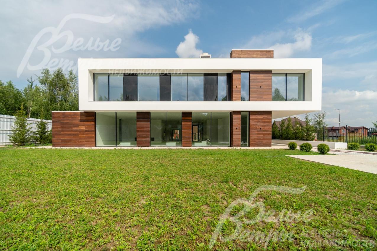 Участок выровнен, его форма - правильный квадрат