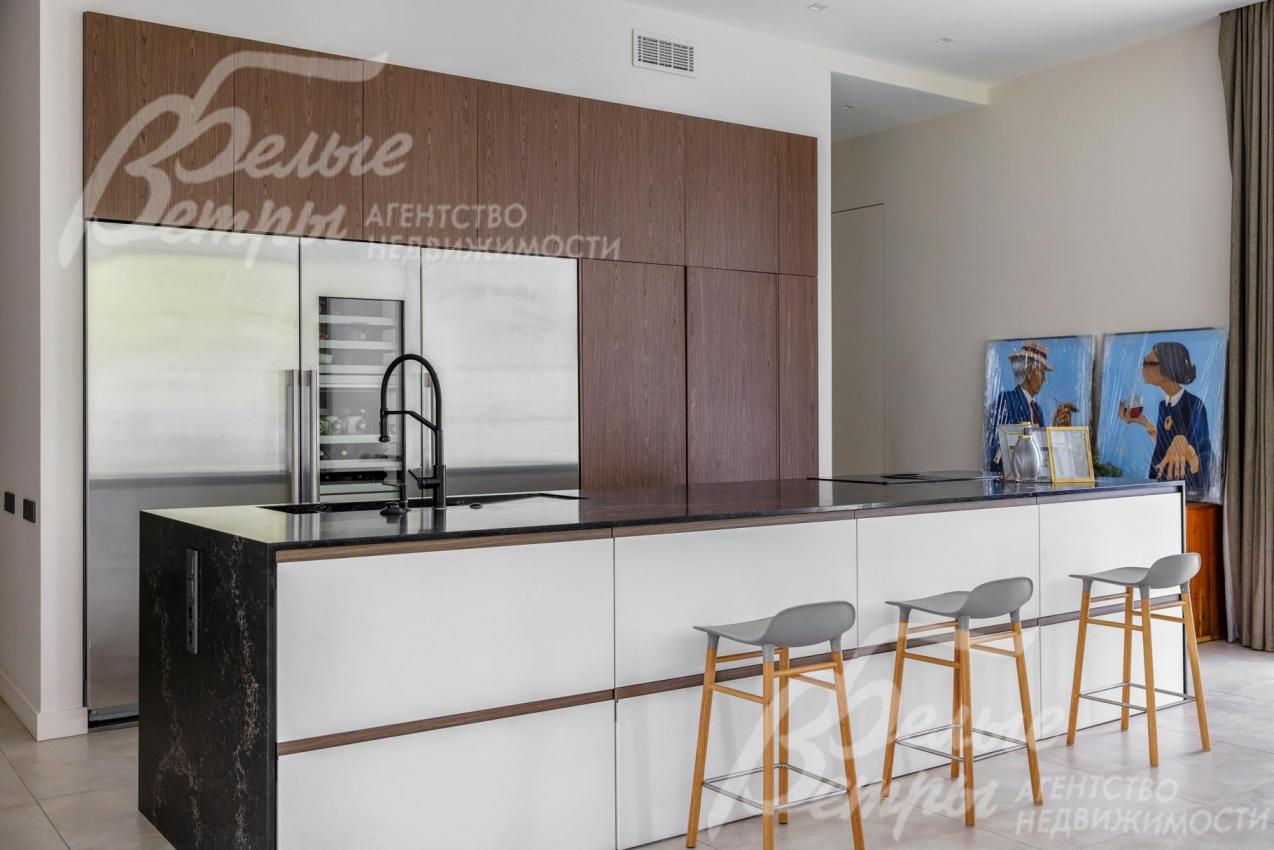 Кухонный гарнитур со встроенной техникой