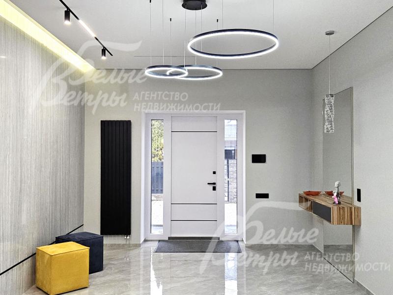 Входная группа - с дверным проёмом шириной 2 м и высотой 2,6 м, стеклянными вставками и с замком cisa с электроприводом