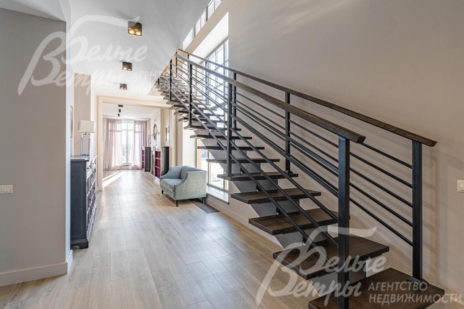 Красивая парящая лестница