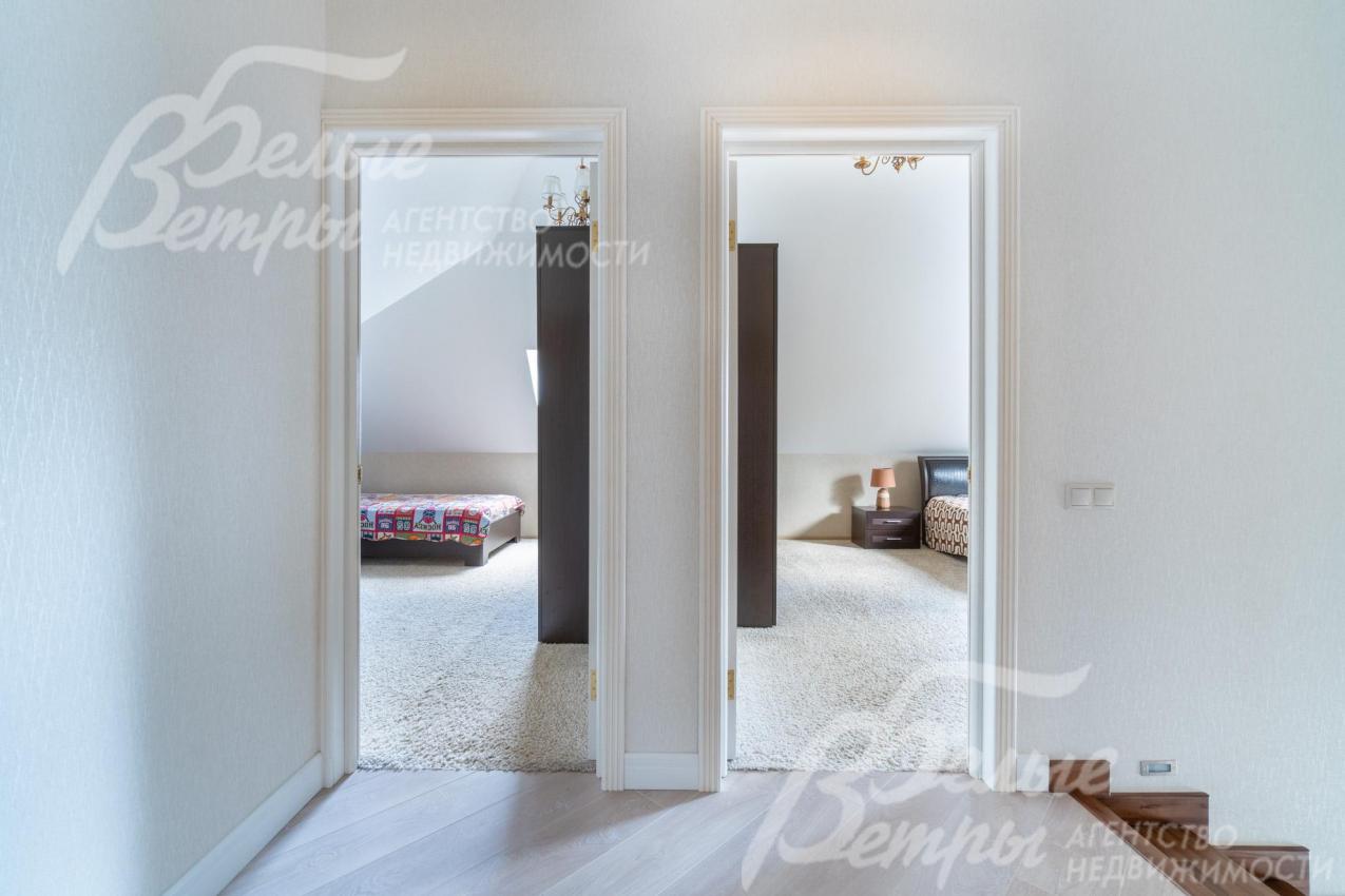 Холл мансардного этажа: справа от лестницы - две смежные спальни