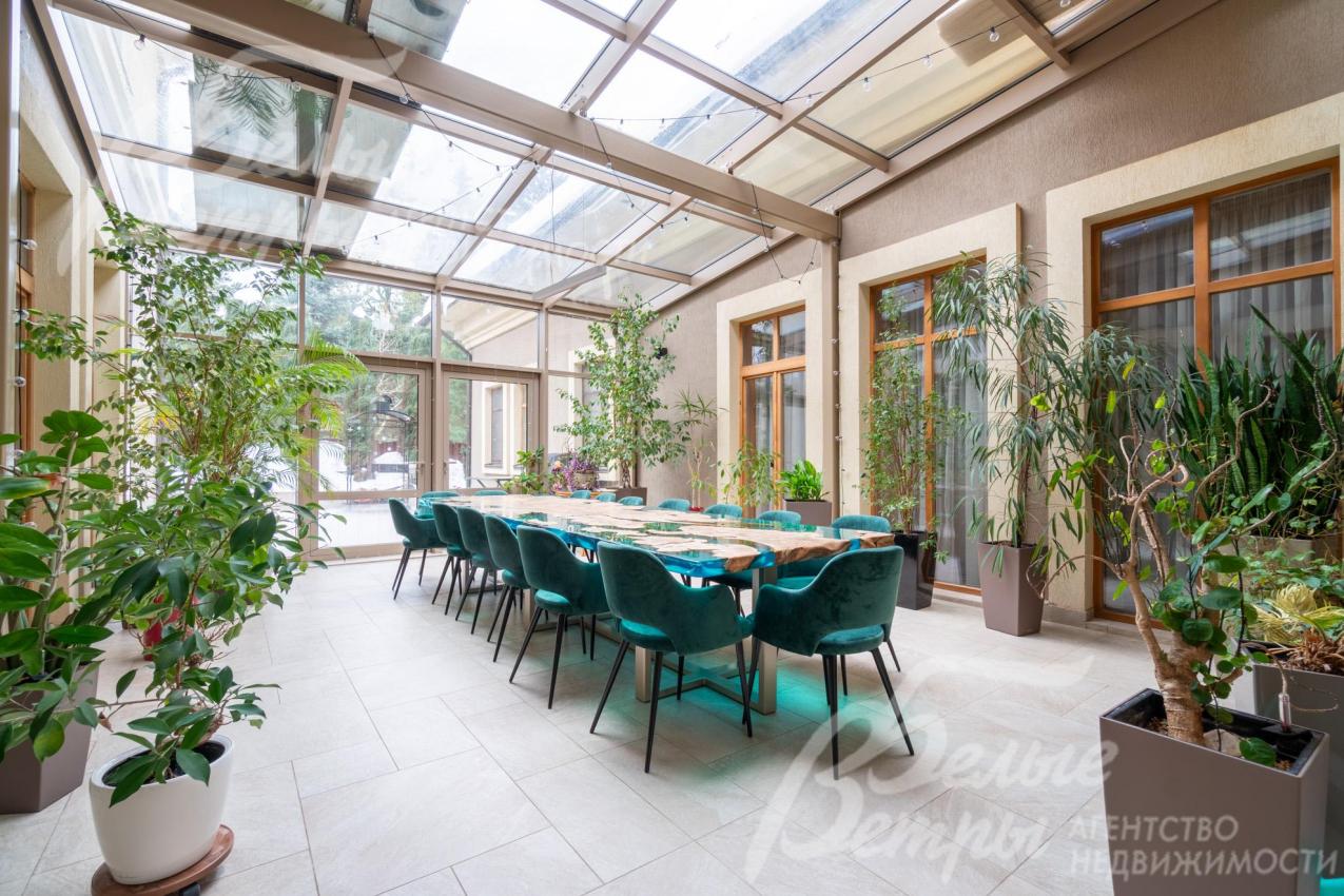 Закрытая теплая терраса с панорамной крышей