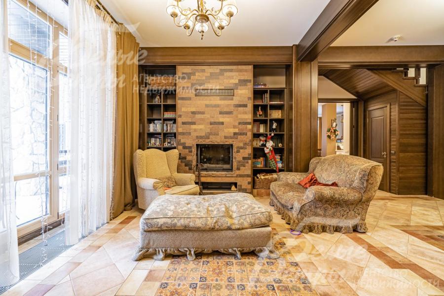 Потолки и стены отделаны массивом дерева