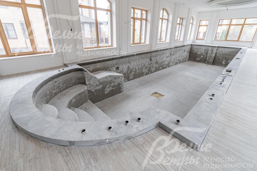 Бассейн с римским входом. Установлены противоток, гидромассаж и подсветка