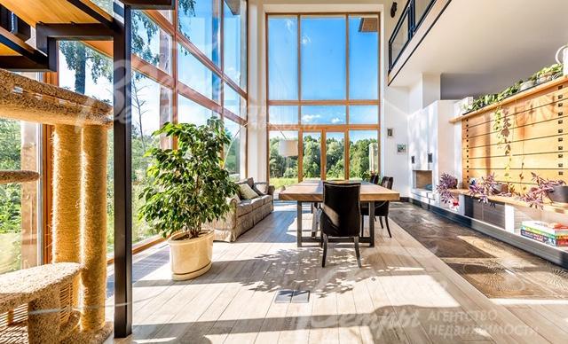 Двусветная гостиная с камином и панорамным остеклением