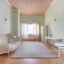 Одна из спален на втором этаже. Пространство выглядит лёгким и воздушным благодаря сочетанию пастельных оттенков и минималистичной мебели
