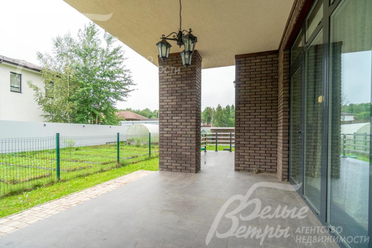 Крытая терраса дома с освещением, с террасы - выход к огороду