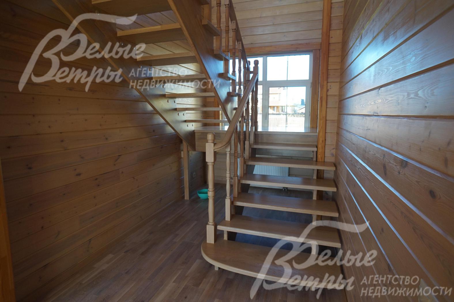 Широкая лестница из массива дуба.