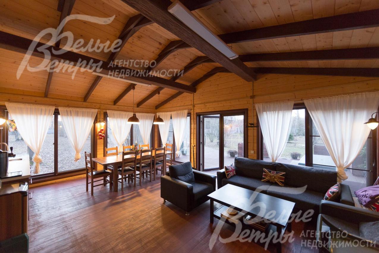 Беседка имеет панорамное остекление, отапливается инфракрасными обогревателями в потолке