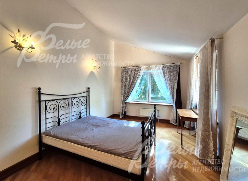 Одна из спален на втором этаже