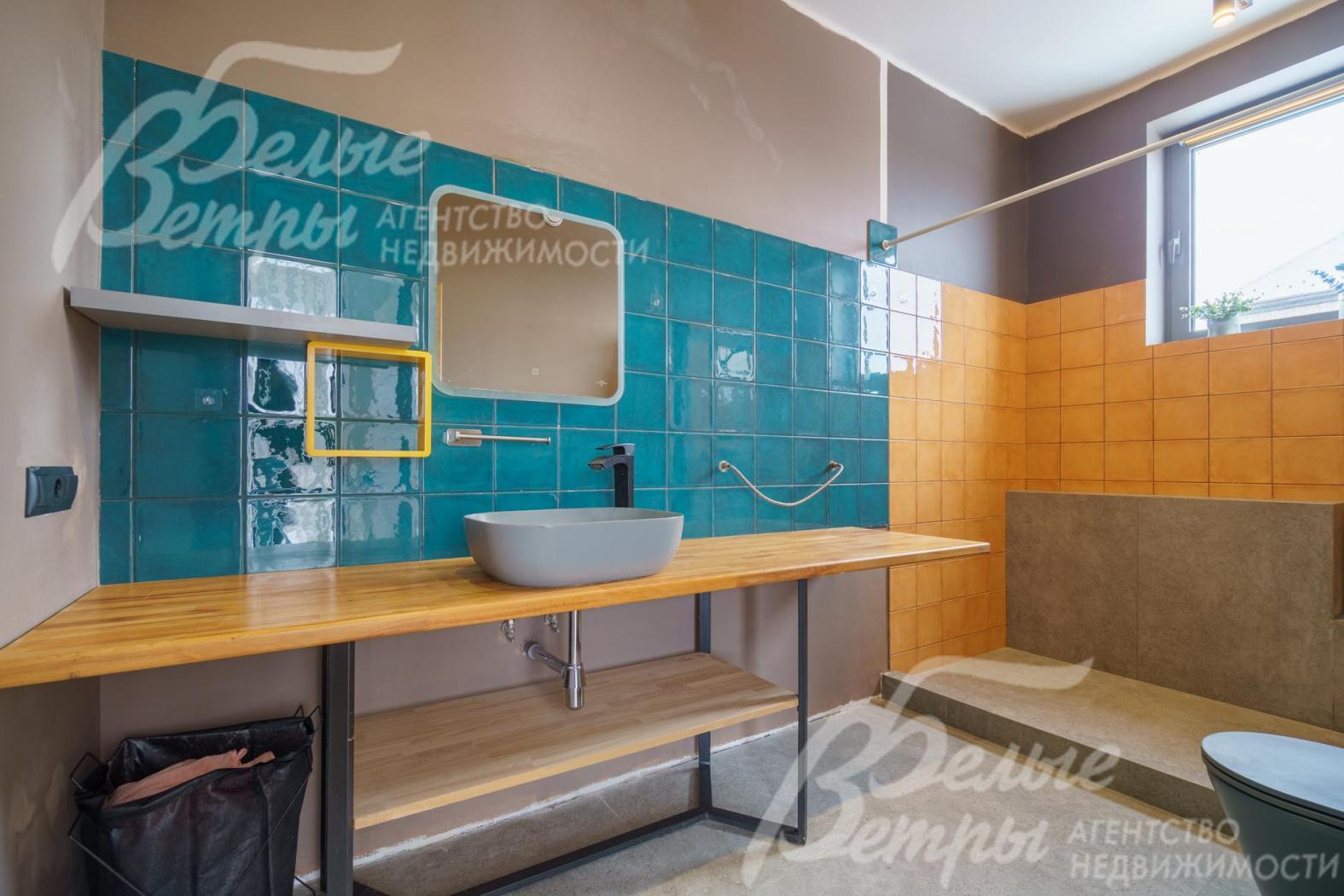 Санузлы с мебелью и сантехникой.