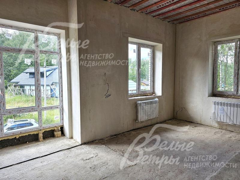 В мастер-спальне панорамное остекление в пол с видом на лес