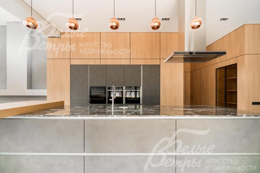 В доме выполнено многоуровневое освещение