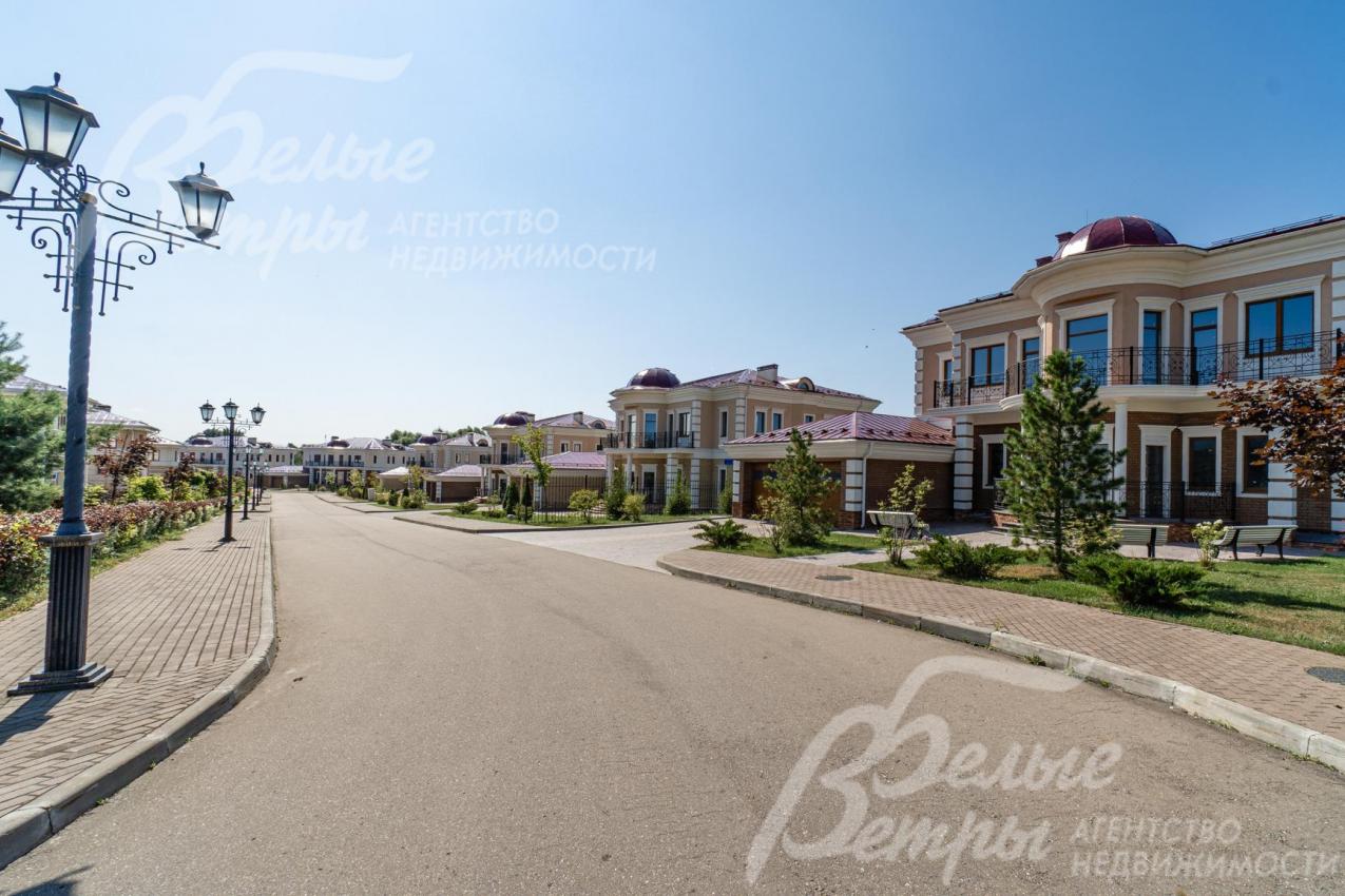 Широкие асфальтовые дороги и тротуары из брусчатки в поселке Николинские Ключи