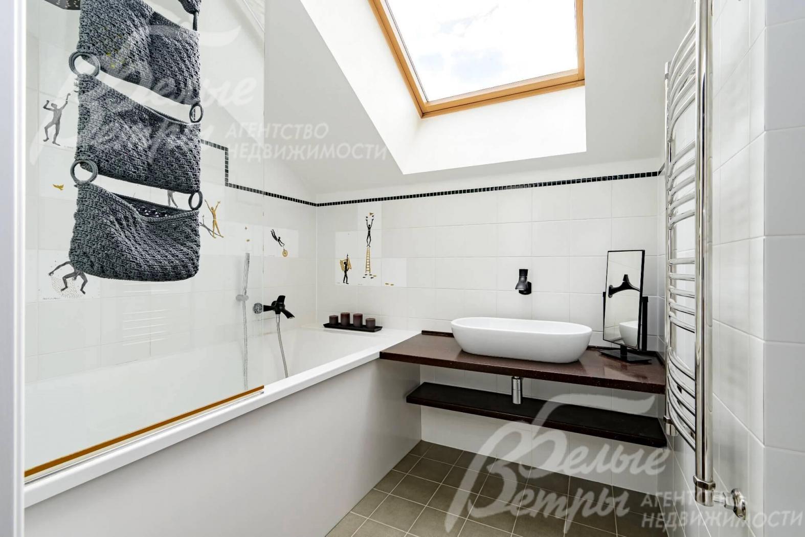 Санузел с ванной на мансардном этаже.
