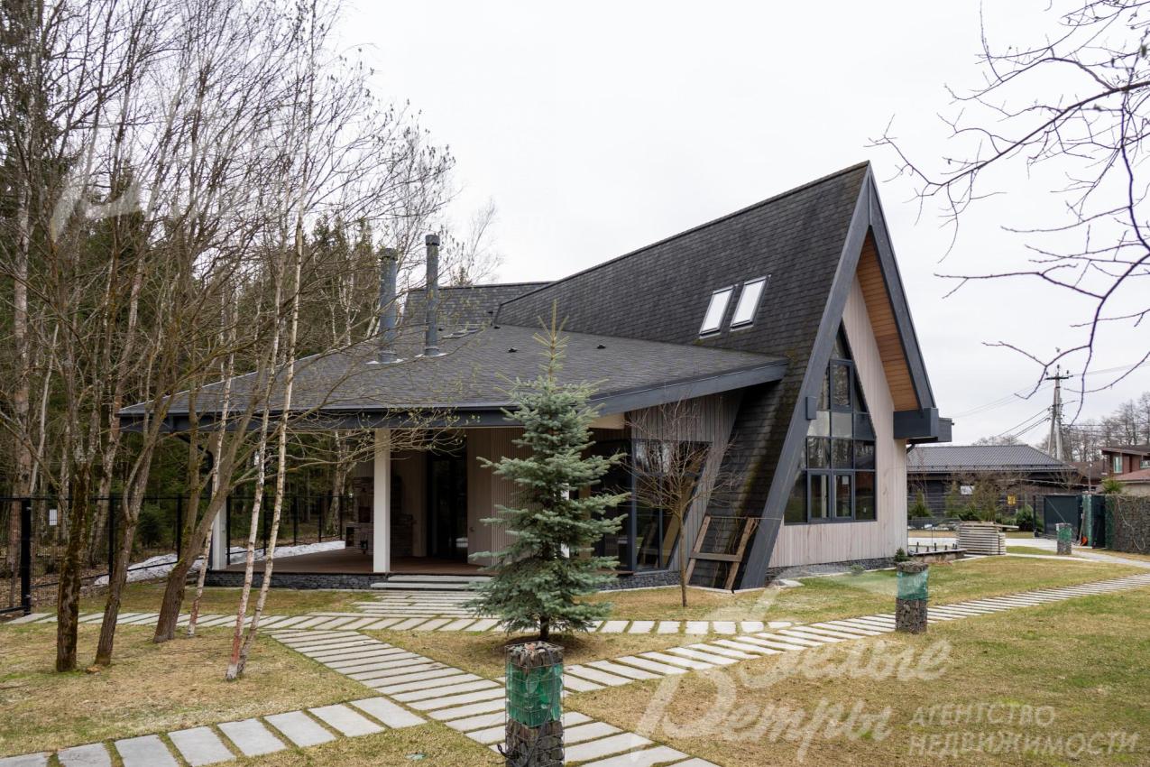 Плиточные дорожки образуют стильный рисунок, визуально расширяют пространство и ведут ко всем зонам